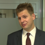 Kontrakty CFD pozwalają zarobić na spadkach cen akcji, ale można na nich także dużo stracić