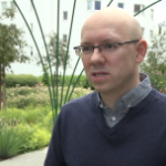 Niższe stawki interchange i stopy procentowe przełożyły się na wyższe opłaty produktów bankowych