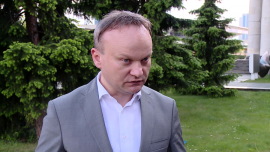 INWESTOR, - W najbliższych tygodniach kluczowe dla polskiej waluty będą dane z amerykańskiej gospodarki – mówi Marek Wołos, główny ekonomista Domu Maklerskiego Athena Investments. To od ich odczytów zależeć będzie, czy i kiedy amerykański Fed zdecyduje się na podwyżkę stóp procentowych. Do momentu pojawienia się pierwszych sygnałów z USA odnośnie zmiany poziomu stóp, złoty ma szansę się umocnić do 4,35 za euro. Pod koniec czerwca będzie raczej słabł., Złoty będzie pod mniejszą presją. Euro może zniżkować do 4,35, a frank szwajcarski mocno zejść poniżej 4 zł INWESTOR, - W najbliższych tygodniach kluczowe dla polskiej waluty będą dane z amerykańskiej gospodarki – mówi Marek Wołos, główny ekonomista Domu Maklerskiego Athena Investments. To od ich odczytów zależeć będzie, czy i kiedy amerykański Fed zdecyduje się na podwyżkę stóp procentowych. Do momentu pojawienia się pierwszych sygnałów z USA odnośnie zmiany poziomu stóp, złoty ma szansę się umocnić do 4,35 za euro. Pod koniec czerwca będzie raczej słabł.