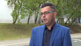 Właściciele sklepów sięgają po triki sprzedażowe. Wpływają one na decyzje zakupowe klientów LIFESTYLE, triki sprzedażowe, chwyty marketngowe, sklepy osiedlowe, markety, towary, produkty- Odpowiednie rozmieszczenie produktów na półkach, czytelne oznakowanie działów, promocje, miły dla oka wystrój wnętrza, a nawet relaksująca muzyka, przyjemny zapach i określony kolor mają ogromny wpływ na decyzje zakupowe klientów. Właściciele sklepów stosują wiele sztuczek, aby zwiększyć swoje zyski i zachęcić do robienie zakupów właśnie u nich. Zdaniem fachowców najcenniejszą umiejętnością jest sztuka eksponowania towarów. Oko potencjalnych nabywców przyciąga również odpowiednia gra świateł i kolorów.