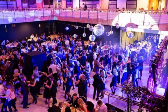 Sylwestrowe wydatki – ile Polacy płacą za zabawę? LIFESTYLE, Finanse - W największych polskich miastach oferty zabaw sylwestrowych 2017/2018 wynoszą przeciętnie 224 zł za osobę – wynika z danych pochodzących z serwisu Sylwestrowo.pl, największej polskiej wyszukiwarki ofert sylwestrowych.