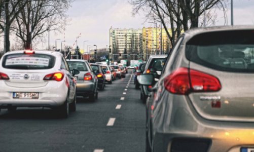 Samochód czy autobus – czym Polacy dojeżdżają do pracy
