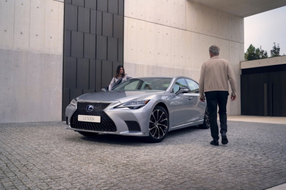 Klienci ufają Lexusowi. Nowa nagroda dla japońskiej marki Motoryzacja, BIZNES - Lexus zdobył nagrodę Gold Trusted Service Award przyznawaną przez serwis Feefo –brytyjską platformę zbierającą niezależne recenzje rzeczywistych użytkowników.