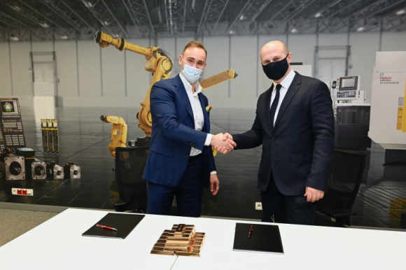 FANUC Polska dołącza do projektu NAZCA 4.0 Przemysł, BIZNES - We wrocławskiej siedzibie japońskiego producenta robotów 10 lutego 2021 r. prezes FANUC Polska Jędrzej Kowalczyk podpisał deklarację patronatu honorowego nad projektem NAZCA 4.0 i Centrum Testowania Technologii Przemysłu 4.0.