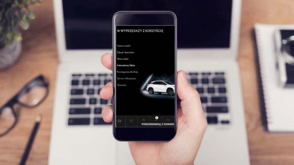 Nowy samochód kupimy przez telefon Motoryzacja, BIZNES - Światowe marki motoryzacyjne starają się nadążać za nowymi potrzebami konsumentów, jakie podyktowała pandemia. Z badania przeprowadzonego przez AdColony dla Mobiem wynika, że Polacy również coraz częściej i chętniej kupują samochody w 100 proc. przez Internet.