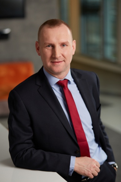 Banki chcą przyspieszyć z digitalizacją, ale łatwo nie będzie Finanse, BIZNES - Z najnowszego raportu Deloitte wynika, że 48 proc. banków na świecie wdrożyło cyfrowe rozwiązania, ale 44 proc. dopiero się do tego przymierza. Od czego zależy sprawny proces digitalizacji?